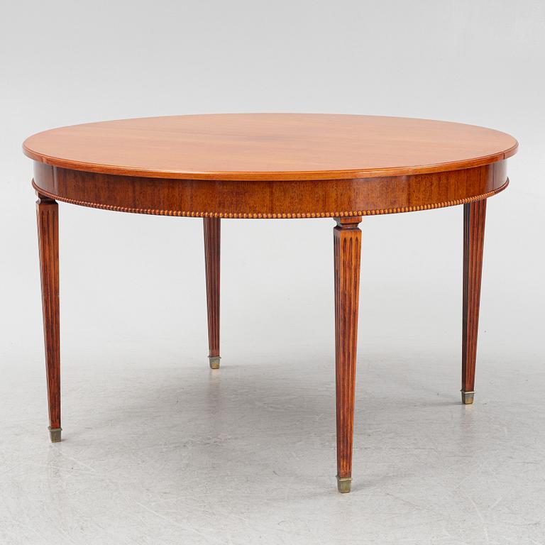 A Gustavian style mahogany dining table, 20th Century.