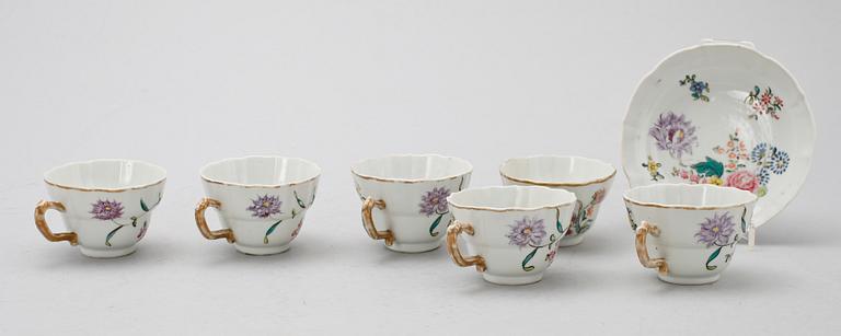 TEKOPPAR, 6 st samt 1 FAT, porslin, Kina, Qianlong (1735-1796).