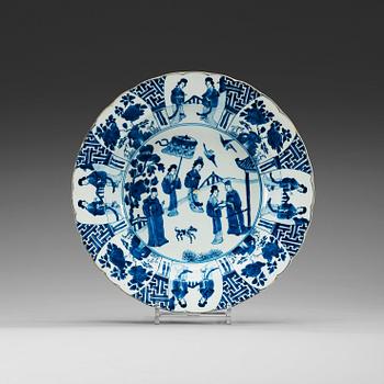 522. A blue and white dish, Qing dynasty, with Kangxi six character mark and period (1662-1722).