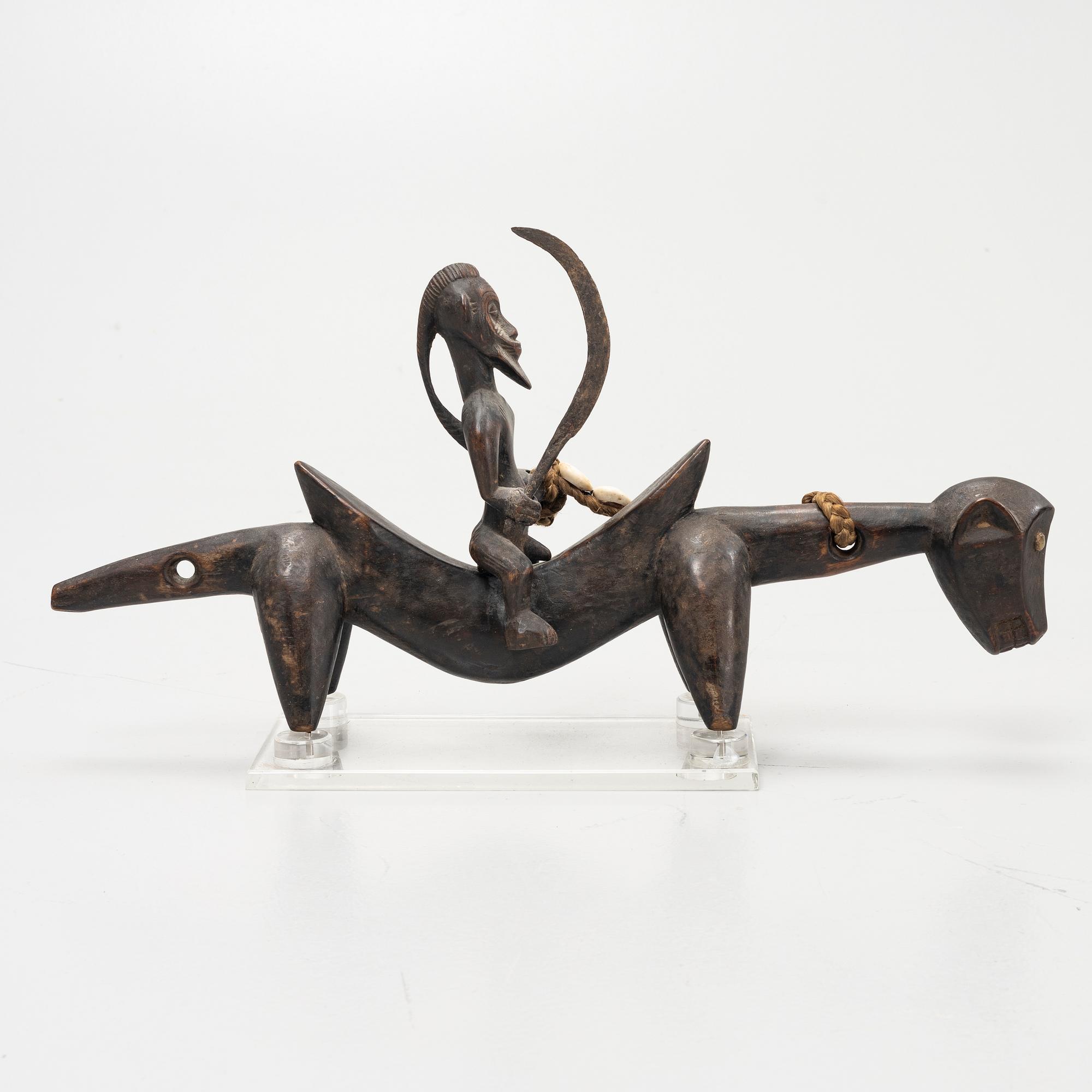 Twelve sculptures, reportedly from Makonde, Tanzania, Luba, Congo, and moore, from the second half of the 20:th century.