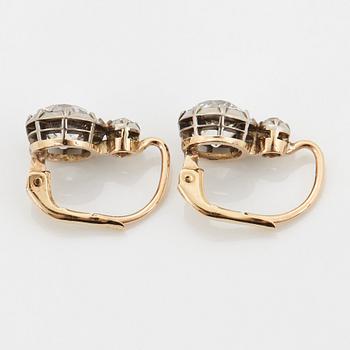 A pair of 14K gold earrings set with old-cut diamonds with a total weight of ca 2.50 cts.