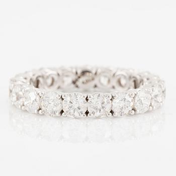 Ring, full eternity, 18K white gold set with fancy-cut diamonds.