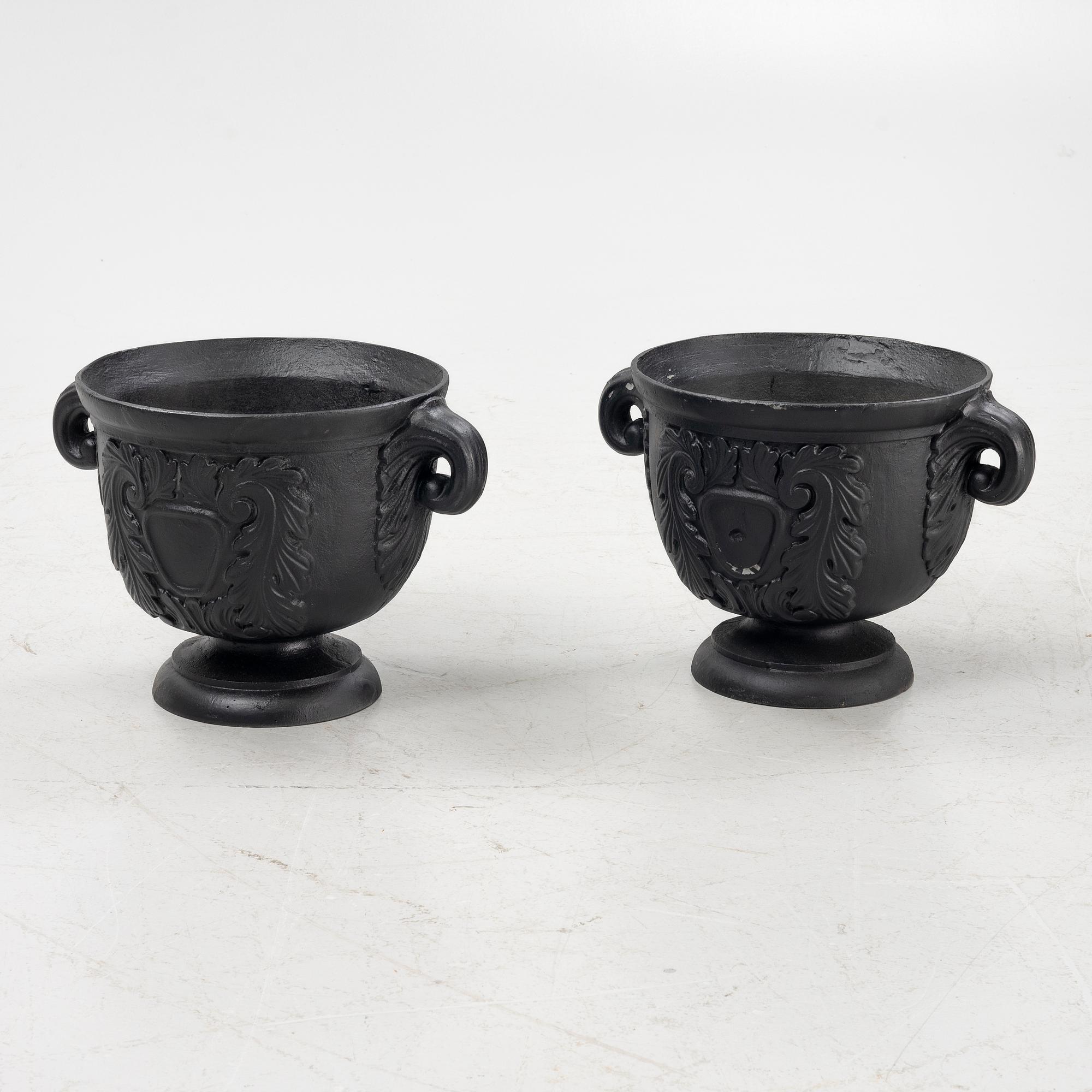 Trädgårdsurnor, ett par, gjutjärn, 1900-tal.
