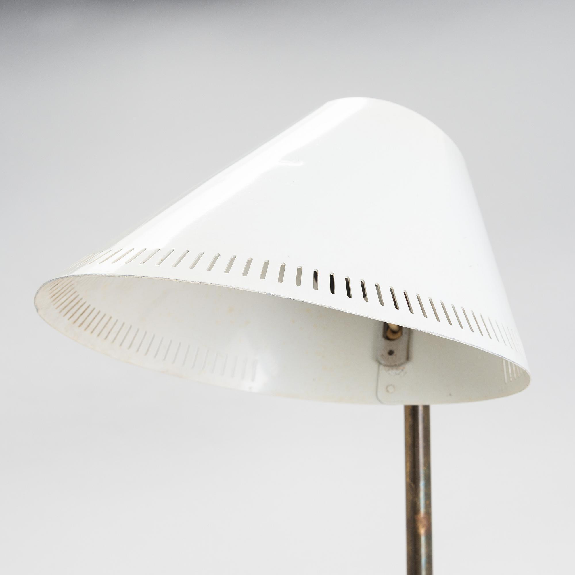 Paavo Tynell, A mid-20th-century '9227' table lamp for Idman, Finland.