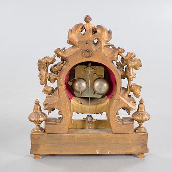 A mantlepiece clock with console from the second half of the 19th century.