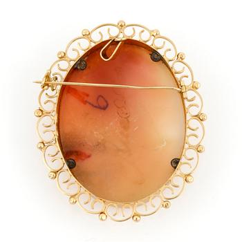 BROSCH, 18K guld, snäckskalscamé, Ahlms, Stockholm, 1967. Vikt ca 24,14 g.