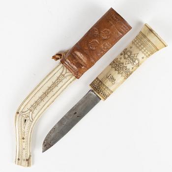 A reindeer horn knife by Jon Pålsson Fankki, signed and dated 1909.