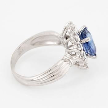 Ring, platinum with a sapphire and brilliant-cut diamonds.