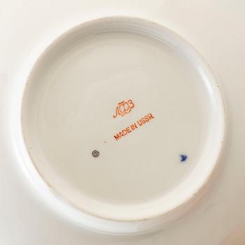 A 23 piece porcelain  service, 'Cobolt Net', Lomonosov, Soviet Union/Russa, second half of the 20th century.