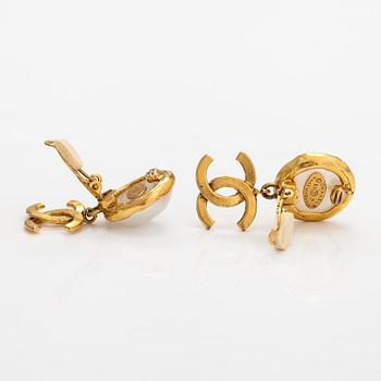 Chanel, Örhängen, guldfärgad metall och pärlimitation. Märkta Chanel 94 A Made in France.