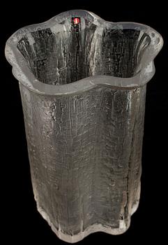 KONSTGLAS, 2 st," Kantarellen" Tapio Wirkkala samt "Finlandia serien" Timo Sarpaneva . Iittala.