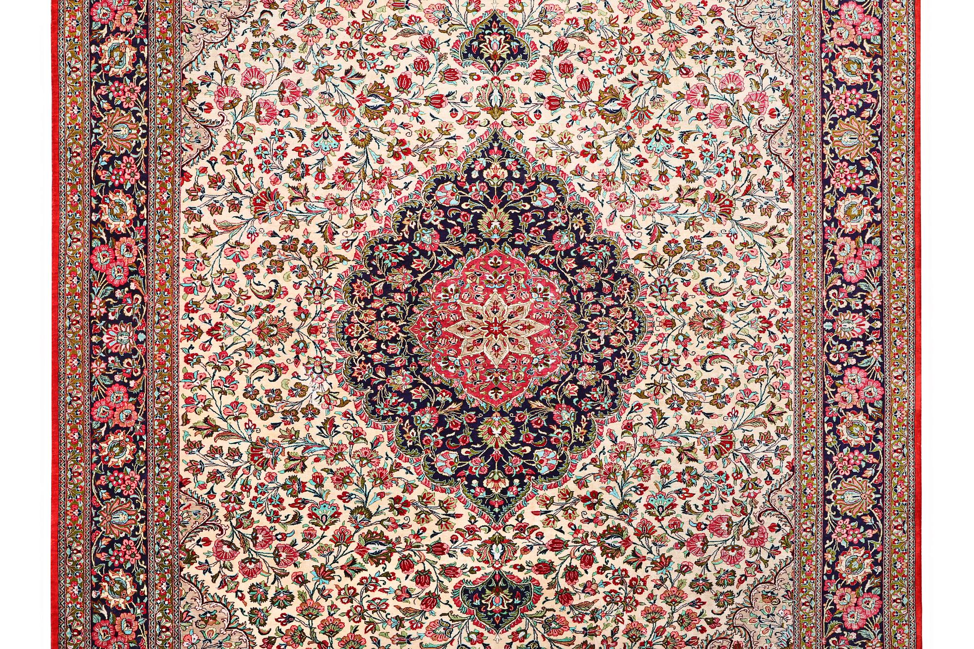 Matta, silkeghom, ca. 292 x 199 cm.