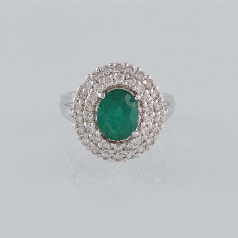RING, 18K vitguld med ovalsslipad smaragd ca 1.66 ct samt briljantslipade diamanter ca 1.5 ct. Vikt 7,0 gram.