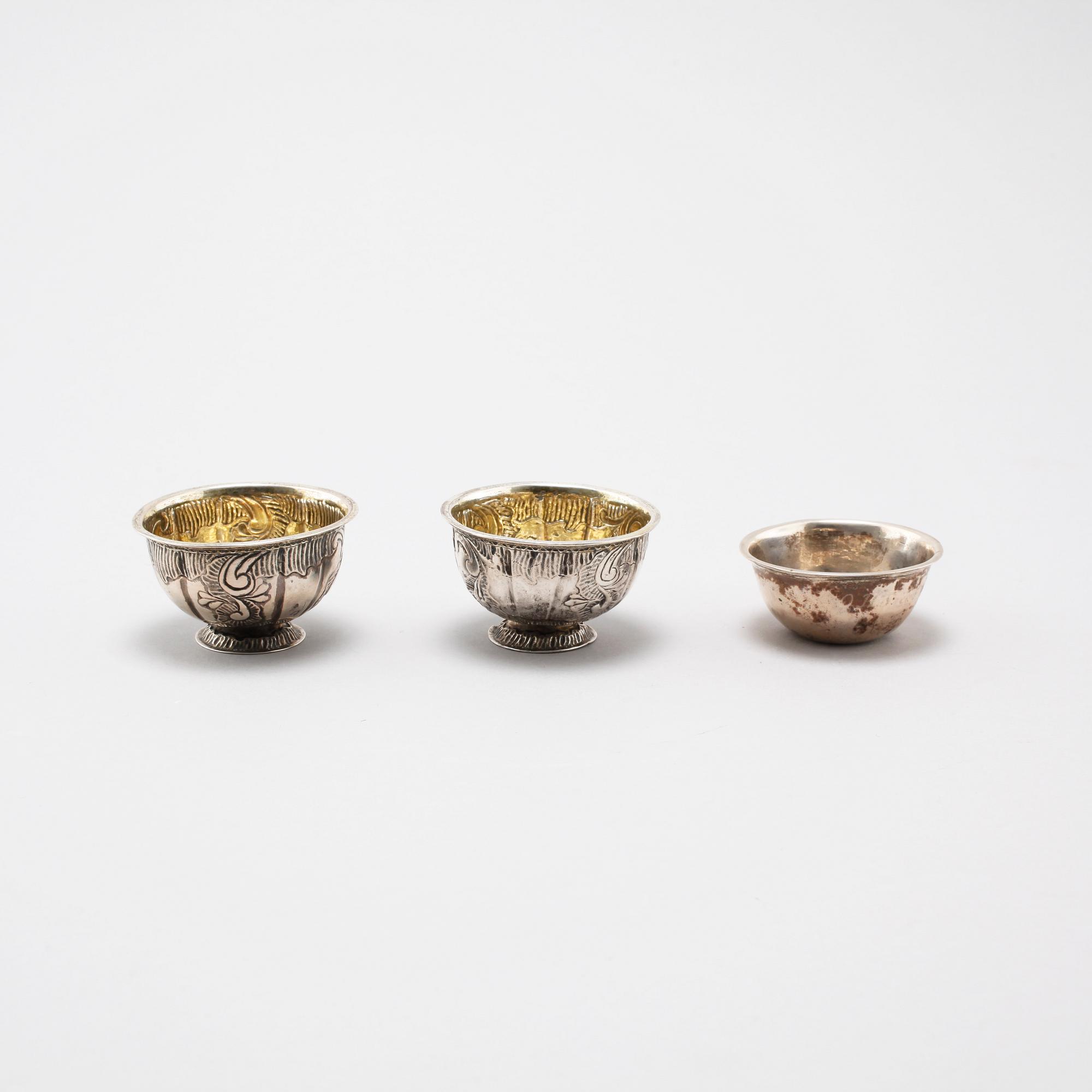 Petter Röding, Varberg (v 1741-1763), tumlare 2 st, silver samt en tumlare, ostämplad.