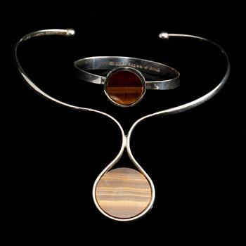 COLLIER samt ARMRING, sterlingsilver och slipat tigeröga, Per Dåvik för Alton, Falköping, 1975. Vikt 72 g.