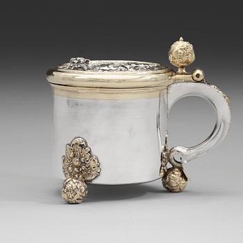 87. A Swedish 17th century parcel-gilt tankard, mark of Erik Månsson Schmidt, Stockholm (1675-1686).