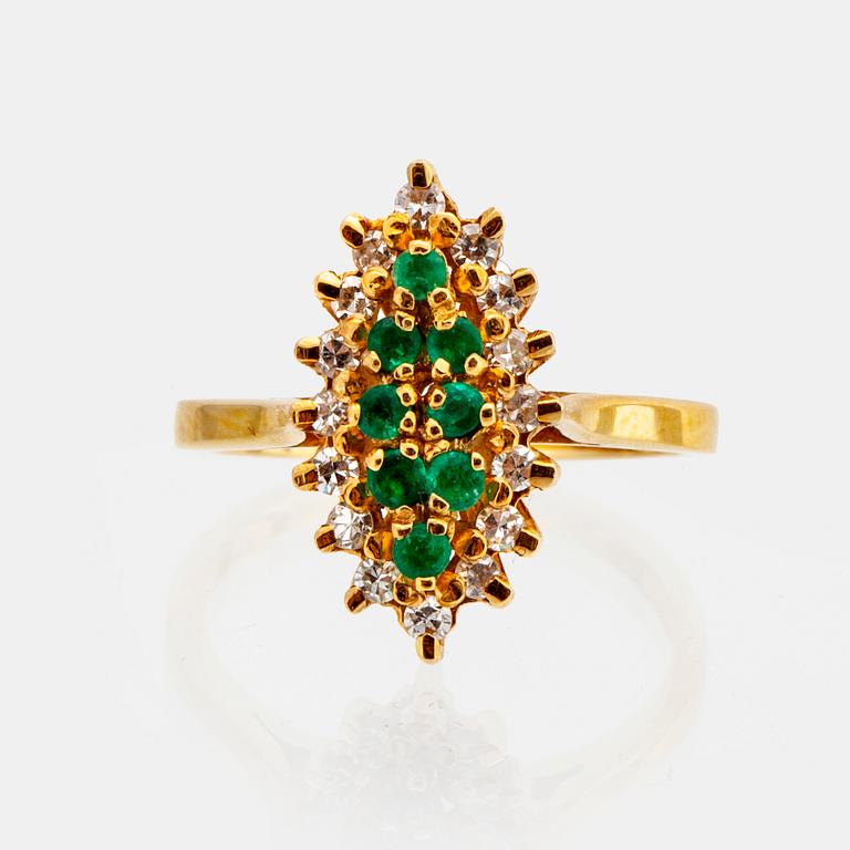 RING 18k gold emeralds and brilliant-cut diamonds approx 0,15 ct in total.