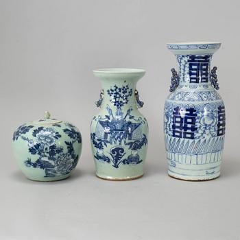 Three blue and white vases, Qing dynasty, late 19th/early 20th century.