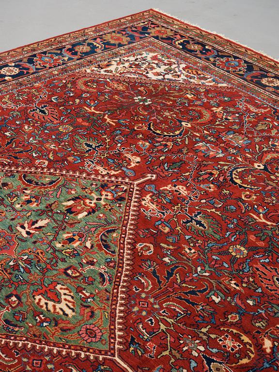 A CARPET. A semi-antique Mahal. 427 x 332 cm.