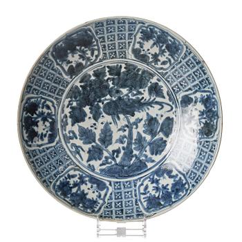 1086. A large blue and white Swatow dish, Ming dynasty (1368-1644).