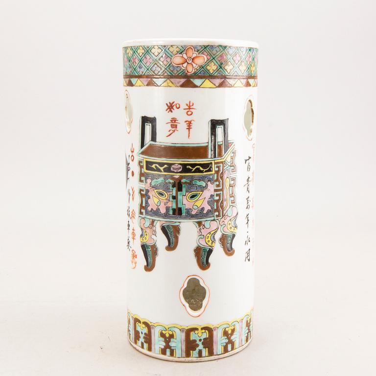 A Chinese porcelain vase around 1900.