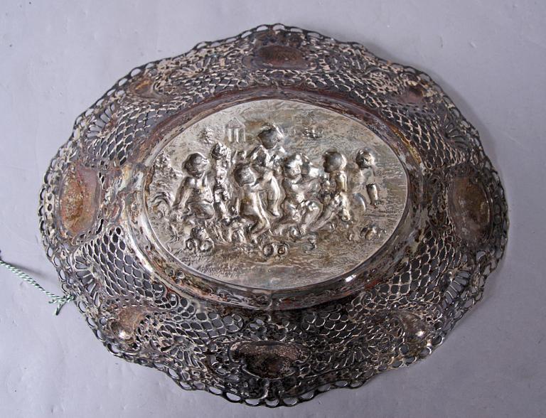 GALLERSKÅL, silver. Rokokostil, Gewe importstämplar.
