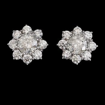 ÖRHÄNGEN, 1 par, 18 k vitguld, briljantslipade diamanter tot ca 3.90 ct.