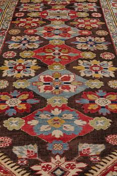 MATTA, antik Karabagh kelly, omkring 1870-1890, ca 330 x 157 cm (samt en kortsida med 1-3 cm slätväv).