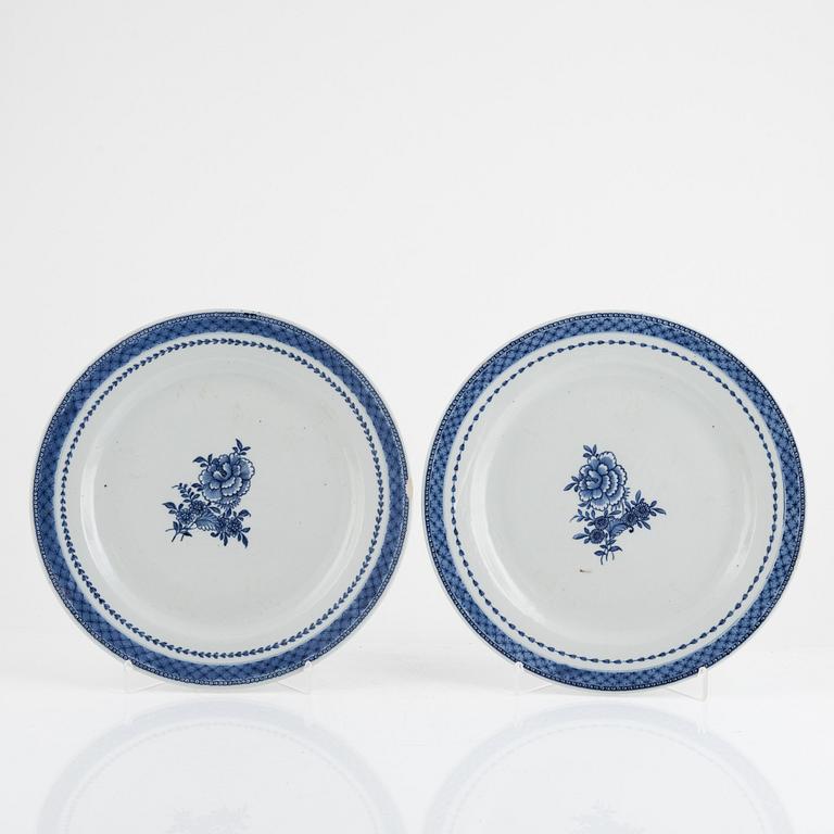 A blue and white serving dish, turren stand and plate, export porcelain, China, 18th century.