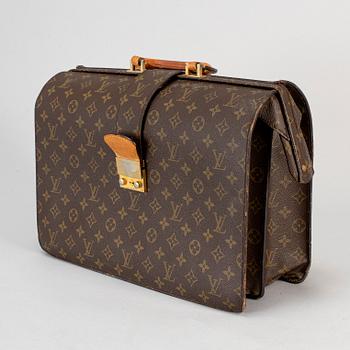 LOUIS VUITTON, a monogram canvas 'Serviette fermoir'.