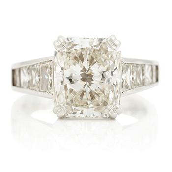 534A. A ring in platinum with a radiant-cut diamond.