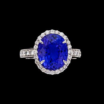 996. A tanznite, 8.42 cts, and brilliant cut diamond ring, tot. 0.90 cts.