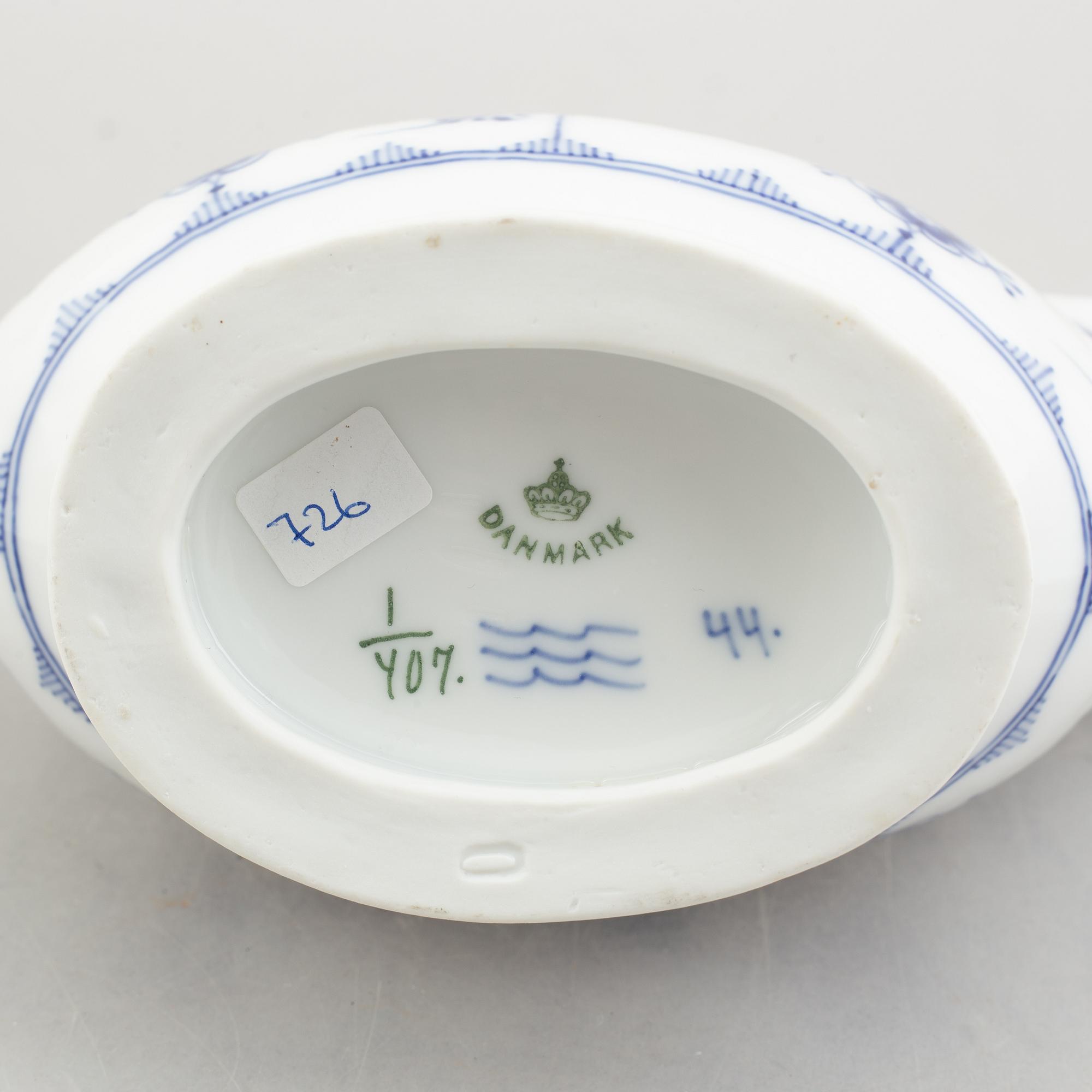 A 'Blue Fluted' / 'Musselmalet' porcelain sauce boat with stand, Royal Copenhagen, model 407, 1893-1900 and 19th century.