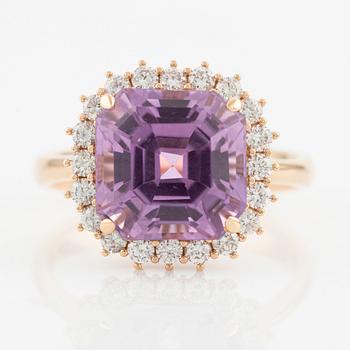 Ring, cocktail ring with kunzite and brilliant-cut diamonds.