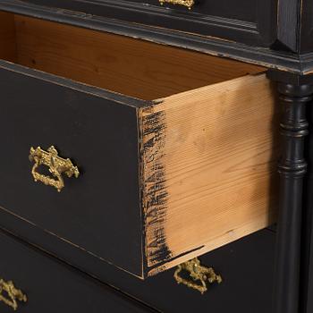 A late 19th century chest of drawers.