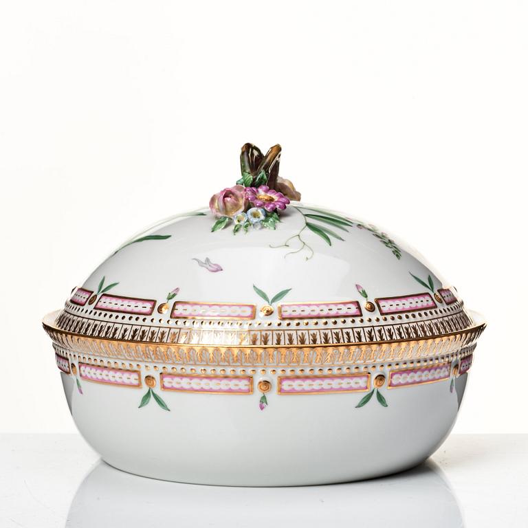 Karott med lock, porslin. Royal Copenhagen, "Flora Danica", Danmark, 1900-tal.