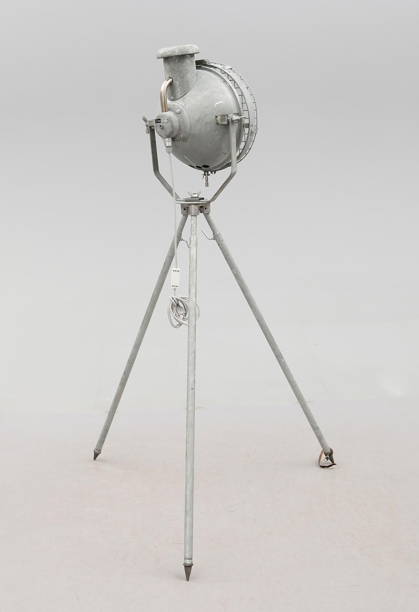 GOLVLAMPA, industrimodell, 1900-talets mitt.