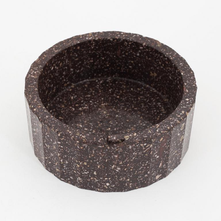 A porphyry butter bowl, 19th century.