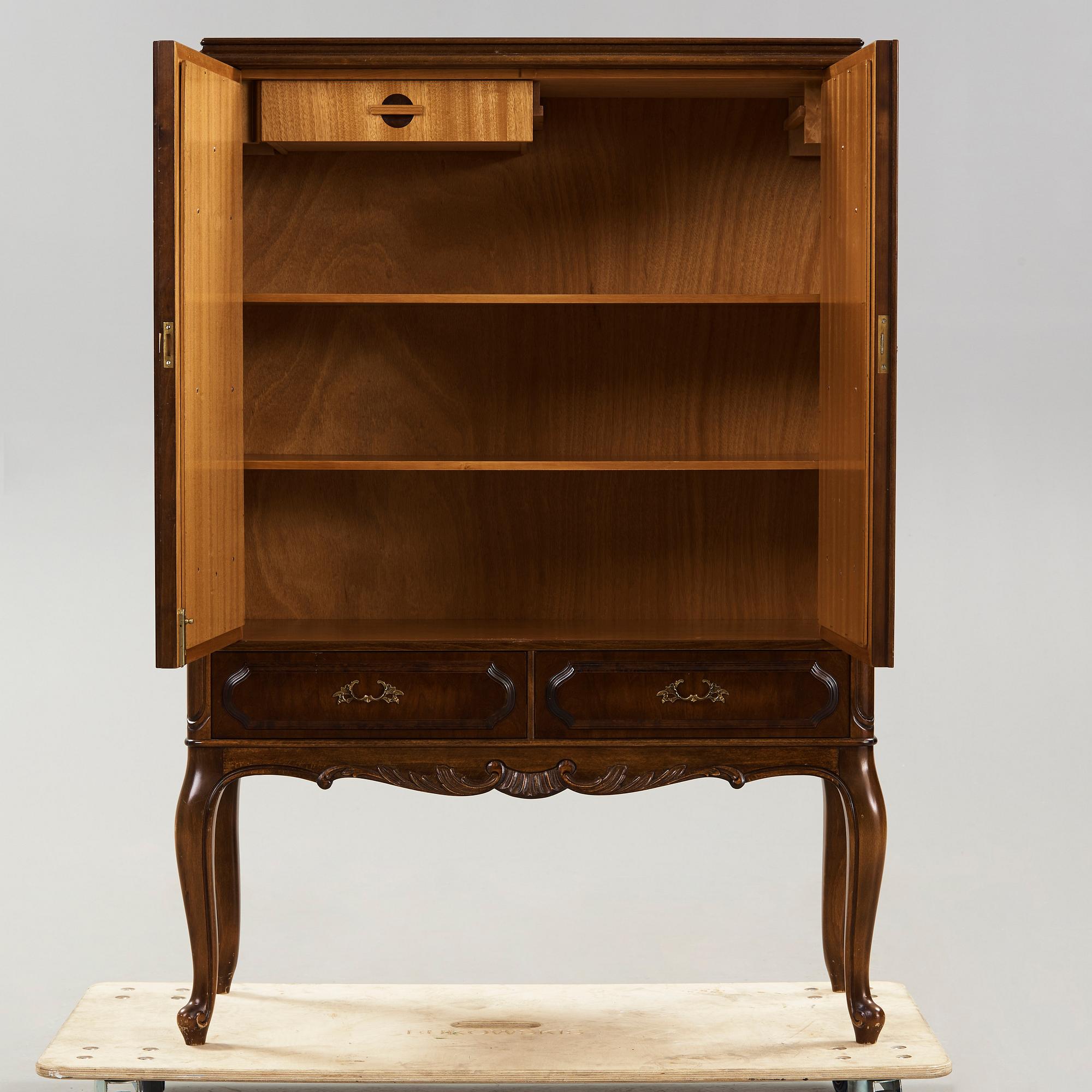 SKÅP, rokokostil, Blomstermåla Möbelfabrik, 1900-talets andra hälft.