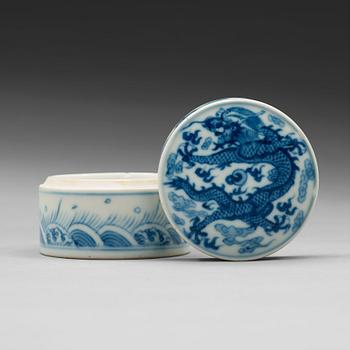 A blue and white box with cover, Qing dynasty, 19th Century.