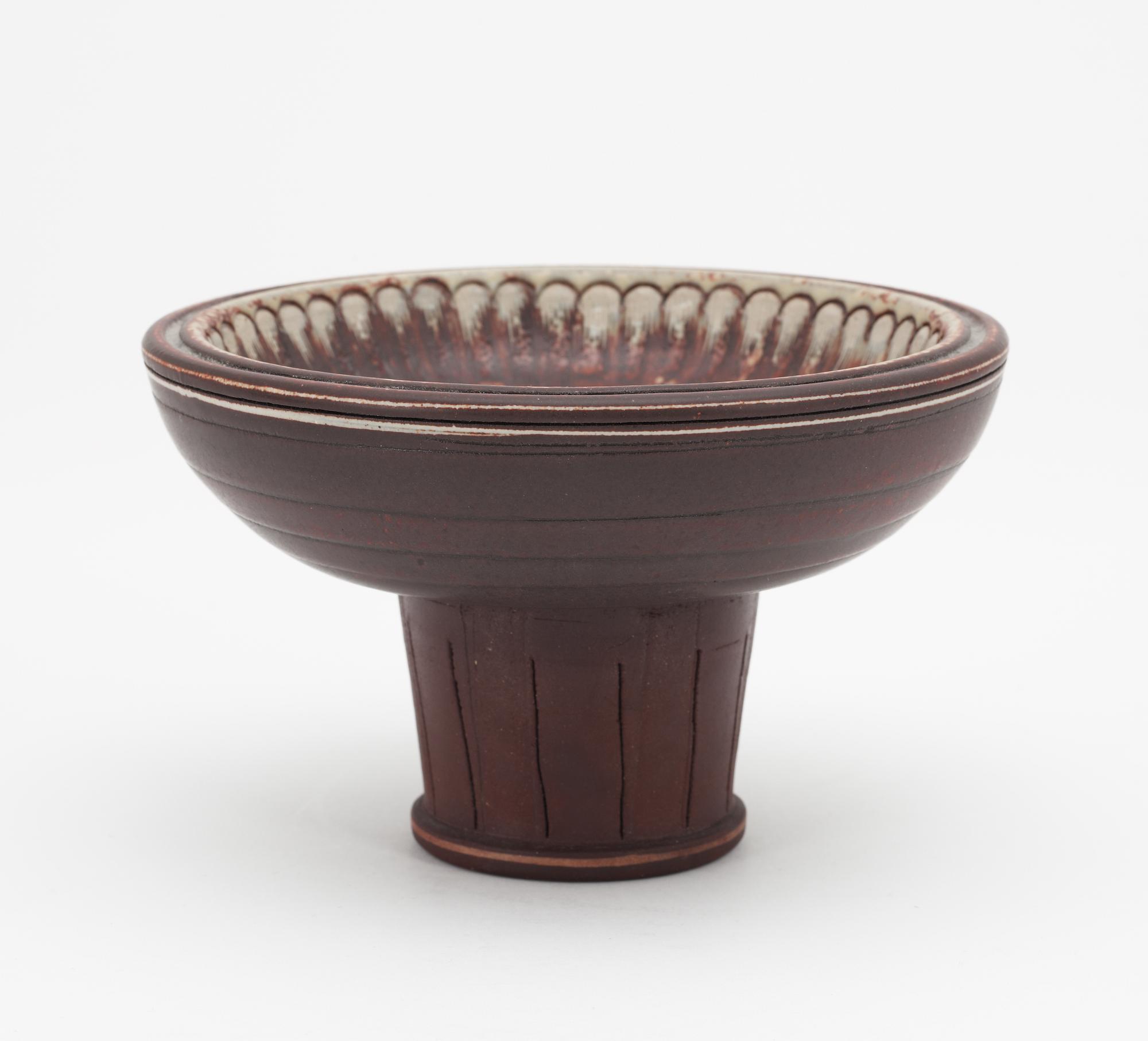 A Wilhelm Kåge 'Farsta' stoneware footed bowl, Gustavsberg studio 1960.