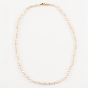 Pearl necklace, with cultured pearls, clasp in 18K gold.