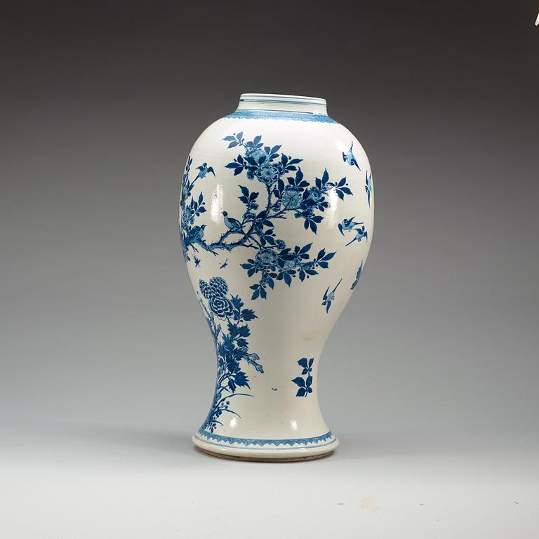 A large blue and white vase, Qing dynasty, Kangxi (1662-1722).