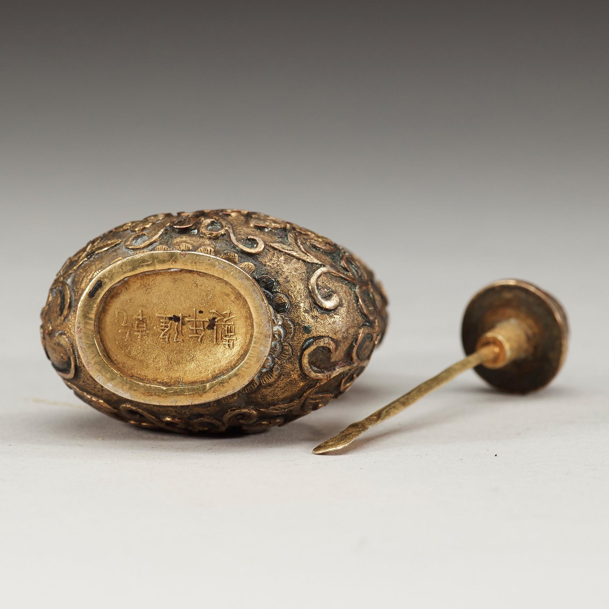 SNUSFLASKA, försilvrad kopparlegering. Sen Qing dynastin (1644-1912), med Qianlong fyra karaktärers märke.