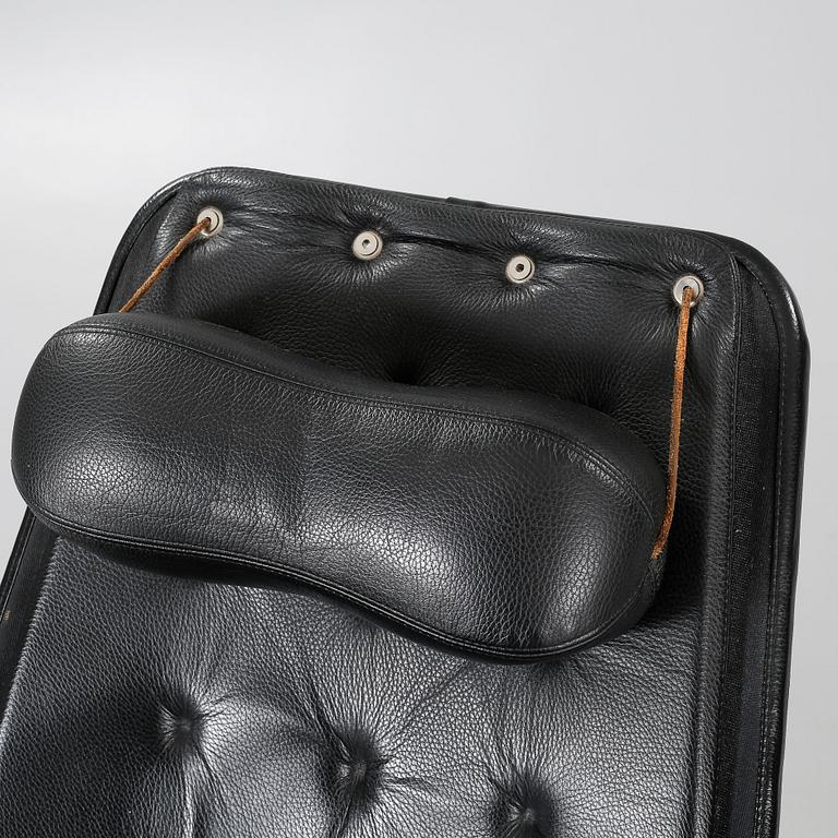 A "Jetson" chair, designed by 5Bruno Mathsson dfor Dux, made around year 2000.