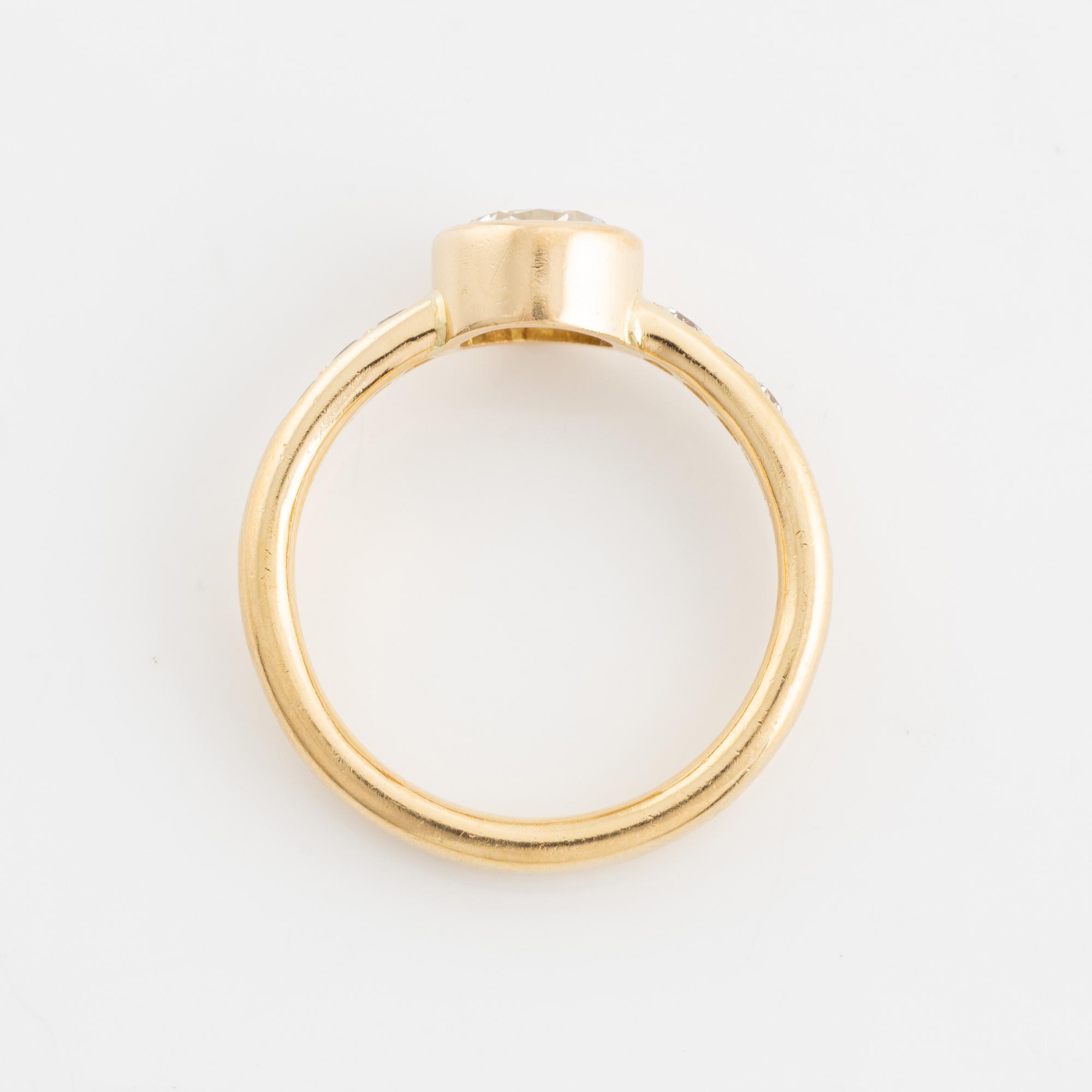 Ring 18K guld med en rund briljantslipad diamant.