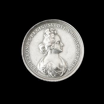 MEDALJ, Drottning Ulrika Eleonoras död och begravning i Stockholm 1693. Av A. Karlsteen 1693. Silver 3,1 cm 18,9 g.