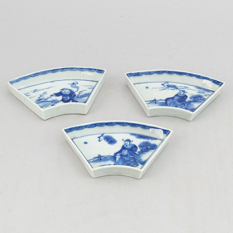 A set with three blue and white cabaret dishes, Qing dynasty, 19th Century.