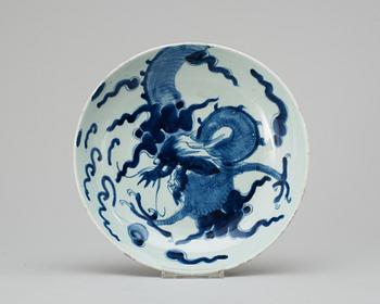 341. A blue and white charger. Yong cheng (1723-35).