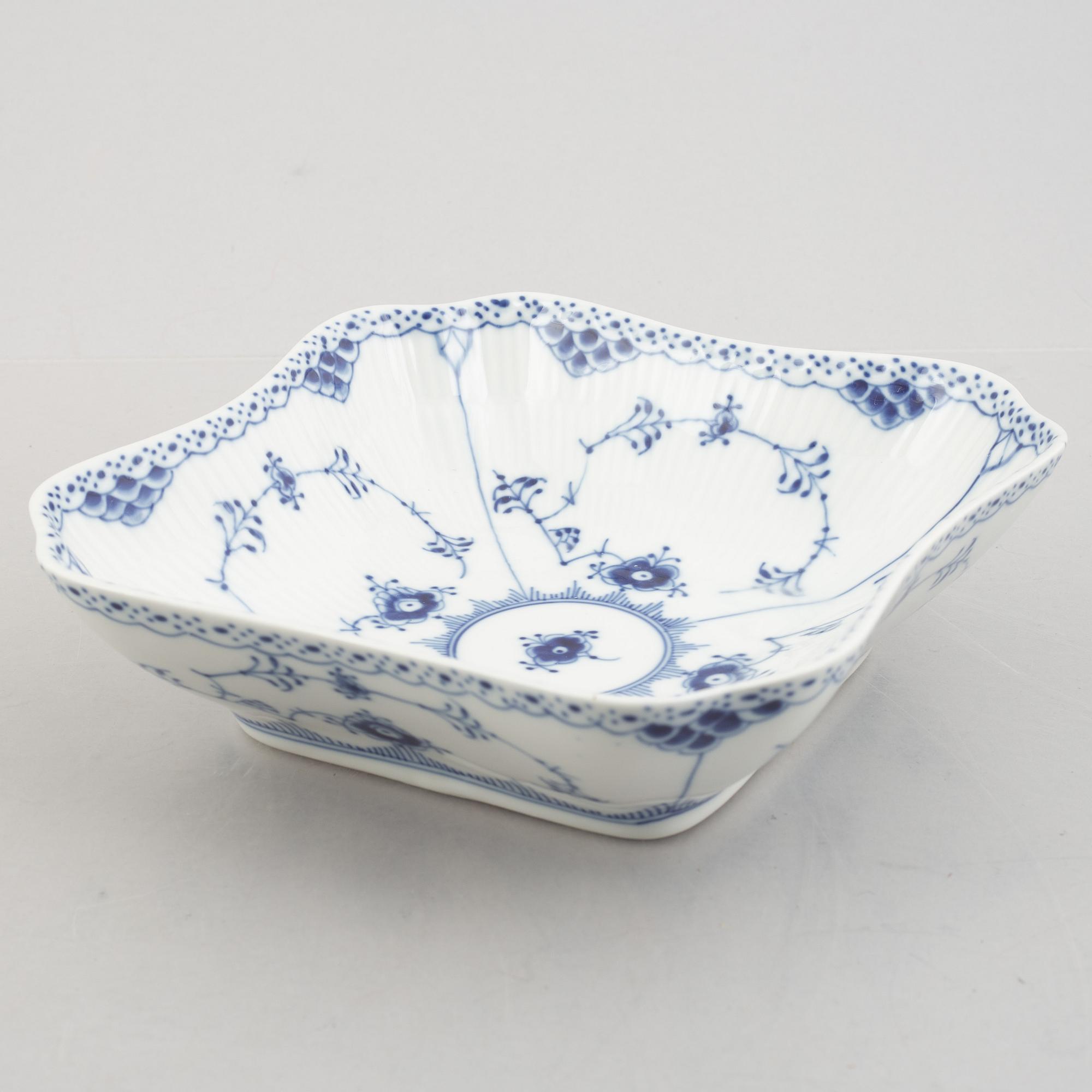 Mat- och kaffeservis, 78 delar, porslin, "Musselmalet", Royal Copenhagen, Danmark.